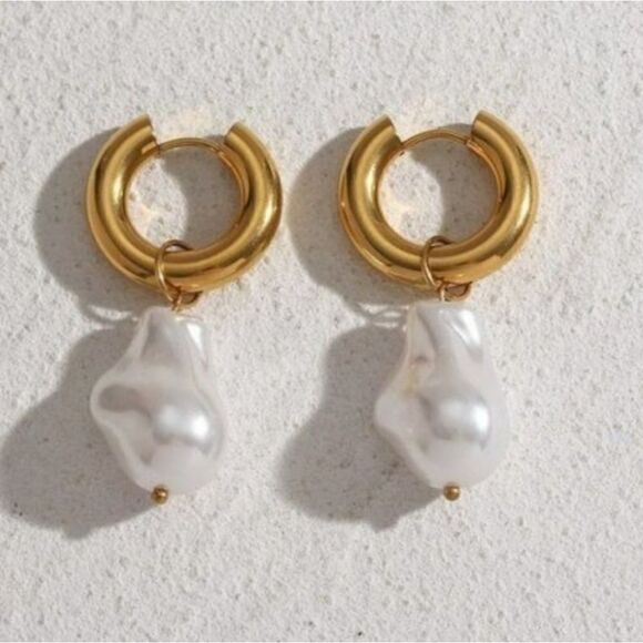 Vintage Pearl Baroque Charm PVD 18K Plated Gold Hoop Earrings Stainless Steel - Picture 2 of 6